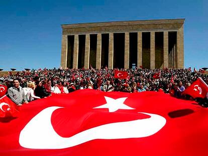 Una multitud extiende una gran bandera turca y grita consignas contra el Gobierno ante el mausoleo de Ataturk durante la manifestación de ayer en Ankara.