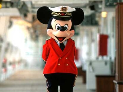Mickey Mouse, dando la bienvenida a los pasajeros de un crucero por el Caribe.