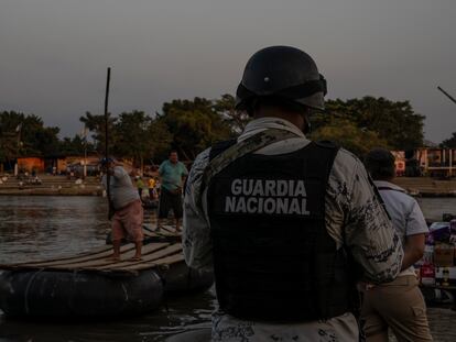 Miembros de la Guardia Nacional y el Instituto Nacional de Migración de México