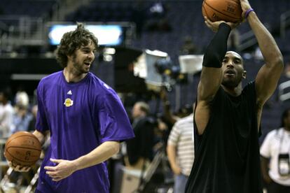 Pau Gasol realiza su primer entrenamiento con Los Ángeles Lakers el 3 de febrero de 2008, despúes de fichar por este equipo el día uno de ese mismo mes. En la imagen Gasol entrena junto a Kobe Bryant.