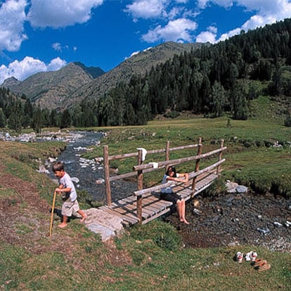 Un puente de madera salva el río que atraviesa Vall Ferrera.