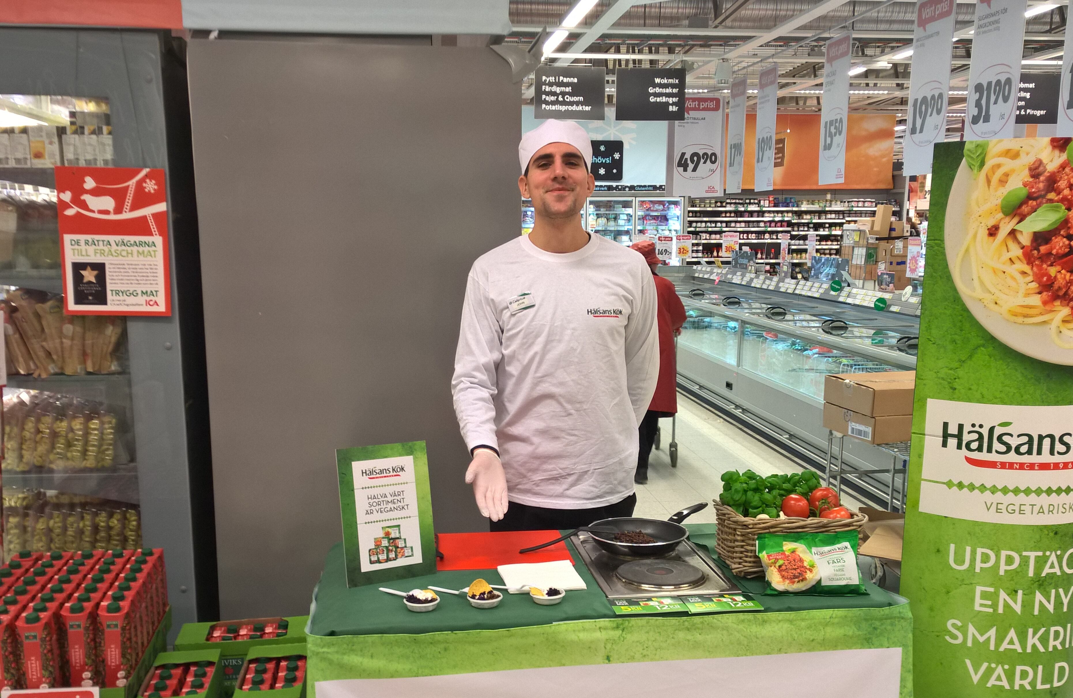 John Musetescu Werberg, trabajando en un supermercado en Suecia en 2016, tras abandonar la carrera de Derecho, en una imagen cedida por la familia.
