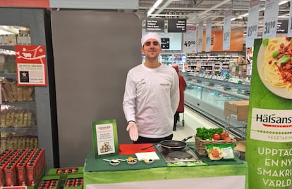 John Musetescu Werberg, trabajando en un supermercado en Suecia en 2016, tras abandonar la carrera de Derecho, en una imagen cedida por la familia.