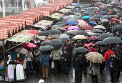 Miles de personas asisten al mercado de Santo Tomás en el Arenal de Bilbao.