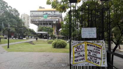 Pancartas contra los 240 despidos en la Biblioteca Nacional argentina.