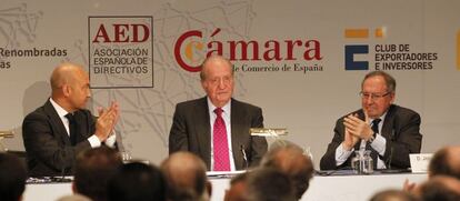 El secretario de Estado de Comercio, Jaime Garc&iacute;a-Legaz (izquierda) y el presidente de la C&aacute;mara de Comercio de Espa&ntilde;a, Jos&eacute; Luis Bonet, aplauden al rey em&eacute;rito Juan Carlos I.