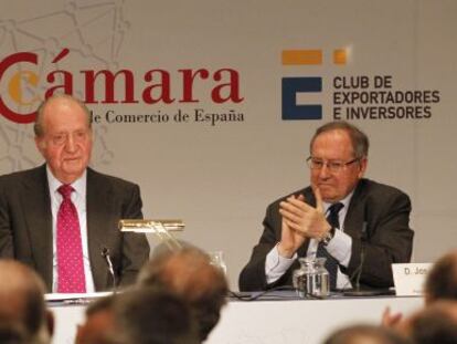 El secretario de Estado de Comercio, Jaime Garc&iacute;a-Legaz (izquierda) y el presidente de la C&aacute;mara de Comercio de Espa&ntilde;a, Jos&eacute; Luis Bonet, aplauden al rey em&eacute;rito Juan Carlos I.