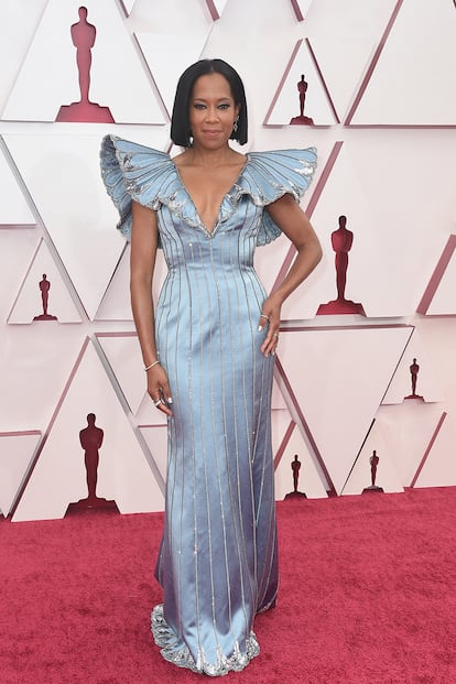 Regina King acudió con un vestido azul con lentejuelas plateadas hecho a medida de Louis Vuitton y joyas de Forevermark.