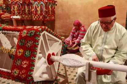 La familia de los hermanos Belakbir es la única que continúa con la tradición de los estandartes de cera.