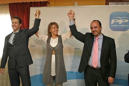 De Cospedal, flanqueada por Medina (derecha) y el <i>número uno</i> del PP en Seseña, Carlos Velázquez.