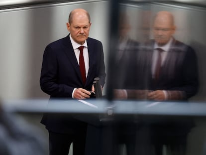 El canciller alemán, Olaf Scholz, durante su discurso en la sesión especial del Parlamento de este domingo.