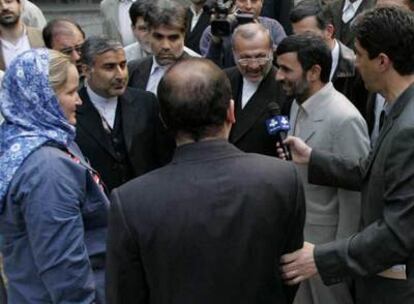 La soldado Faye Turney escucha al presidente iraní (segundo por la derecha) durante su encuentro en el palacio presidencial en Teherán.