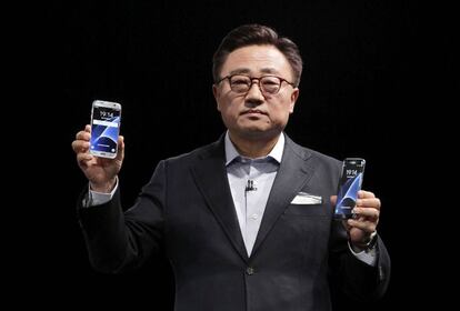 El presidente de la división Mobile Communications Business de Samsung, DJ Koh, muestra los nuevos S7 y S7 Edge.