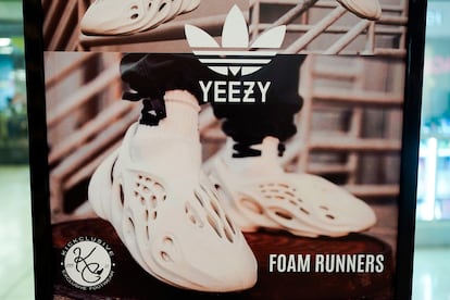 Un par de zapatillas de la colección Yeezy en una tienda de Paramus, en Nueva Jersey, en una imagen de archivo.