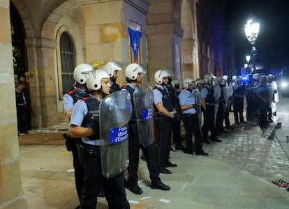 Catalan police form a protective line in front of the parliament.