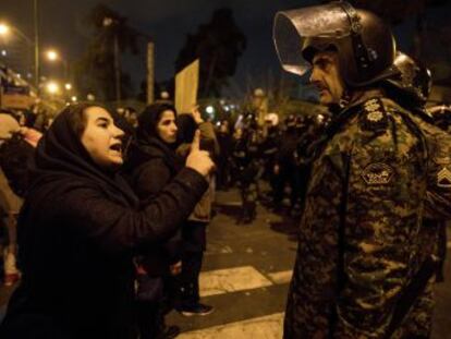 Las protestas están lideradas por estudiantes universitarios de clase media y alta, que acusan al régimen de acabar con sus compañeros y tratar de ocultarlo