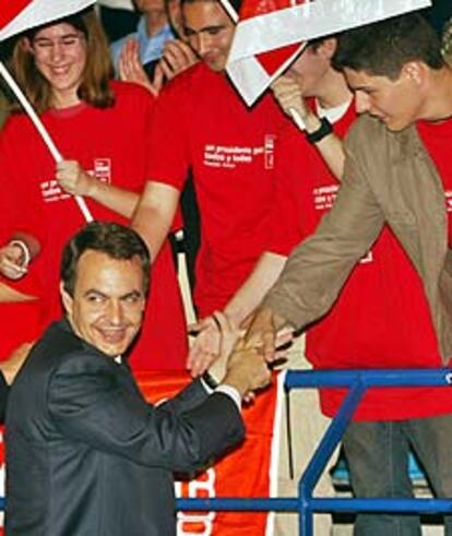 Seguidores de José Luis Rodríguez Zapatero lo saludan a su llegada al mitin que ha dado en Palma de Mallorca, donde ha dicho que el rechazo a la guerra y las movilizaciones por el naufragio del <i>Prestige </i>no sientan bien a José María Aznar, que busca imponer en España la "democracia del silencio" que consiste en "votar y callar".