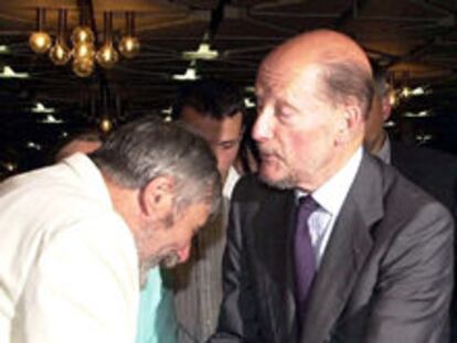 <B><font size="2">El ex rey Simeón II logra la mayoría absoluta en las elecciones búlgaras</b></font><p>El ex monarca saluda a uno de sus simpatizantes antes de su rueda de prensa tras los comicios.