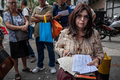 Alba María Palacios es paciente de trastorno afectivo bipolar, fibrilación auricular y fibromialgia, entre otros. "Además de lidiar con estos diagnósticos, soy cuidadora de mi mamá de 94 años, quien tiene EPOC. Hoy quisiera reclamar sus medicamentos, pero debo hacer otra fila. A veces ni despertándome a las 2 am para llegar logro que me atiendan", dice esta mujer de 58 años.