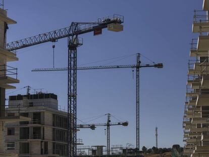 Gruas en la construcción de viviendas en el distrito de Fuencarral-El Pardo (Madrid). 