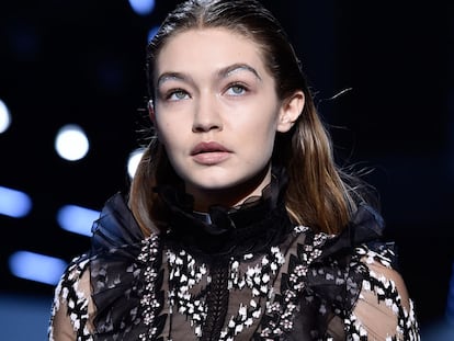 Cejas con purpurina y muchas flores en el desfile de Giambattista Valli