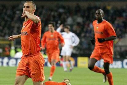 Di Vaio celebra su gol, el segundo del Valencia, seguido de Sissoko.