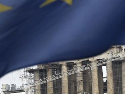 Una bandera de la UE ondea frente al Parten&oacute;n en Atenas