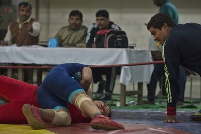 A pesar de los avances en la materia, las mujeres todavía tienen que hacer frente a jueces en exclusiva masculinos que no siempre las miran bien y que suelen aceptar sobornos para ir contra ellas.