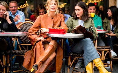 Las cafeterías y brasseries parisinas se llenan estos días de looks tan atractivos (y fáciles de llevar) como estos.