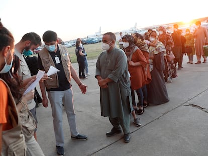 El segundo avión fletado por España para evacuar a españoles y afganos del país asiático ha aterrizado poco después de las ocho y media de la tarde de este viernes en la base aérea militar de Torrejón de Ardoz (Madrid).