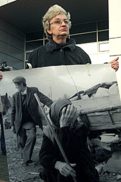 Una mujer se manifiesta contra Milosevic frente al Tribunal de La Haya.