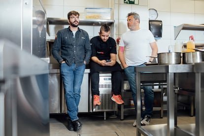 Desde la izquierda, Nacho Iturbe, Dabiz Muñoz y el humorista Miki Nadal en las cocinas de su proyecto de comida a domicilio GoXO, en el barrio madrileño de Prosperidad, después de la cata de hamburguesas para un nuevo 'foodtruck'.