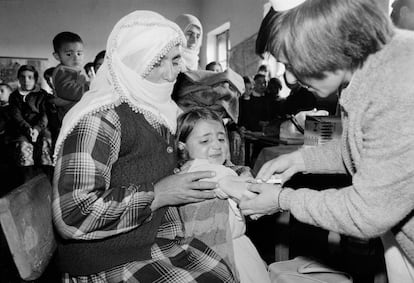 Una niña es sujetada por su madre mientras una enfermera la vacuna, en el pueblo turco de Köskköy, durante la última ronda de una campaña nacional de vacunación masiva, en diciembre de 1985. Esta campaña, iniciada en septiembre, logró que más del 80% de los cinco millones de niños menores de cinco años del país fueran inmunizados contra enfermedades que causaban la muerte de unos 500 pequeños cada semana. La participación de las familias fue fundamental para este éxito. En la actualidad, las vacunas salvan cada año la vida de más de cuatro millones de niños, según datos de Unicef, pero 23 millones de menores en el mundo no cuentan con ellas. 