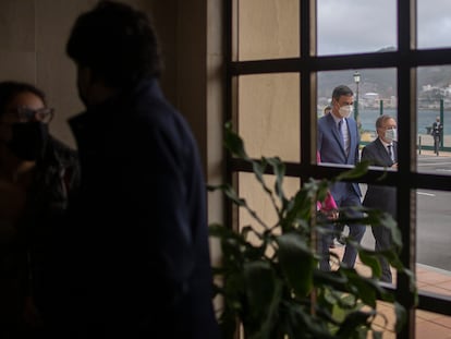 Pedro Sánchez y el presidente de Ceuta, Juan Jesús Vivas, este miércoles durante su visita a la Autoridad Portuaria de la ciudad autónoma.