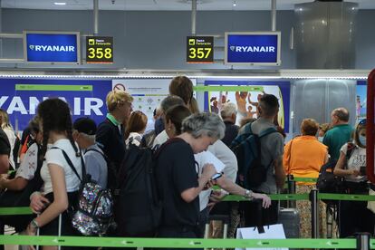 Ambiente en los mostradores de la compañía aérea Ryanair del aeropuerto de Madrid Barajas, este viernes.