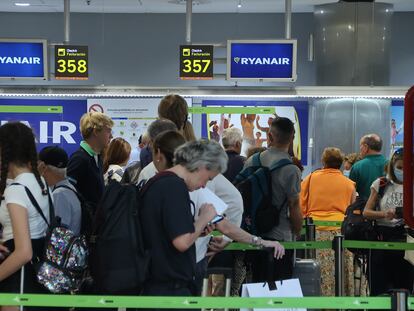 Ambiente en los mostradores de la compañía aérea Ryanair del aeropuerto de Madrid Barajas, este viernes.