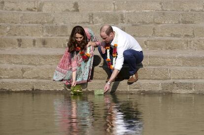 Los duques depositan unas flores en Banganga Water Tank en Mumbai.