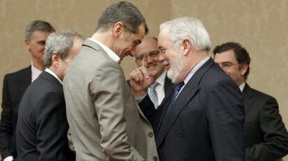 El ministro de Agricultura, Alimentación y Medio Ambiente, Miguel Arias Cañete y el diputado de UPyD Toni Cantó.