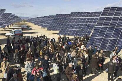 Socios de las huertas solares de Castejón (Navarra) el día de la recepción de sus paneles.