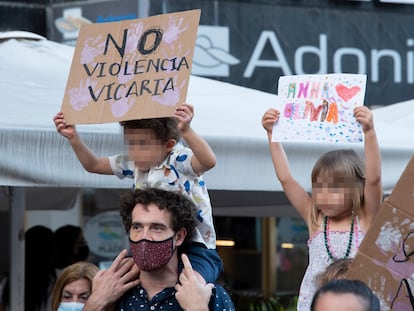 Dos niños con carteles en una concentración contra la violencia machista en Santa Cruz de Tenerife, el 11 de junio.
