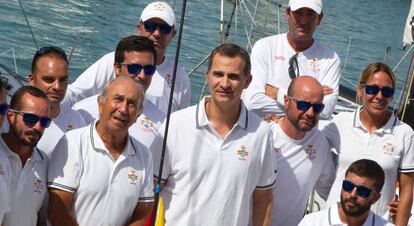 El rey Felipe VI junto a la tripulaci&oacute;n del &#039;Aifos&#039;, en Palma de Mallorca. 