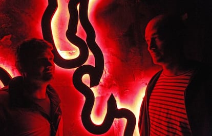 Cuban artists Dagoberto Rodríguez and Marco Castillo in front of a test of the work they are preparing for the Matadero