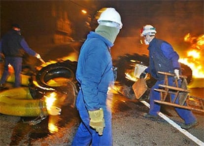 Empleados de La Naval queman neumáticos y otros objetos en Sestao.