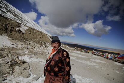 A Tibetan man walks at Na Genla pass at an altitude of 5190 m above sea level, on the road between Lhasa and Namtso lake in the Tibet Autonomous Region, China November 18, 2015. Located four hours&#039; drive from Lhasa at an altitude of around 4,718m (15,479 ft) above sea level, Namtso lake is not only the highest saltwater lake in the world but also considered sacred, attracting throngs of devotees and pilgrims. REUTERS/Damir Sagolj