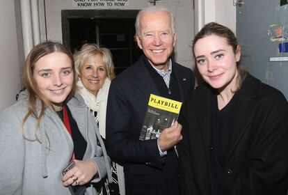 Joe Biden, su esposa Jill y sus nietas Finnegan y Naomi, tras una representación de 'Matar a un ruiseñor' en Broadway, en diciembre de 2019.