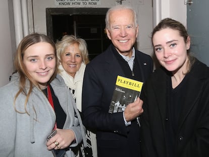 Joe Biden, su esposa Jill y sus nietas Finnegan y Naomi, tras una representación de 'Matar a un ruiseñor' en Broadway, en diciembre de 2019.