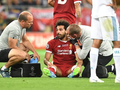 Salah, lesionado durante a final da Champions League.