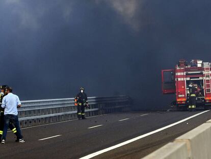 Firefighters work at the scene where a tanker truck exploded on a motorway just outside Bologna, northern Italy, on August 6, 2018.  A tanker truck exploded on a motorway just outside the northern Italian city of Bologna on August 6, engulfing the area with flames and black smoke, the fire service said, with local media reporting one person killed. The explosion occurred near Borgo Paginale to west of the city, very close to Bologna airport, at around 2:00 pm (1200 GMT), the Italian fire service said on Twitter.   / AFP PHOTO / -