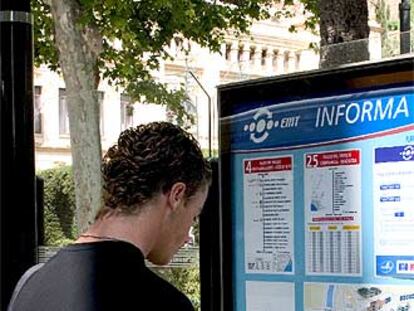 Un joven compra un billete de autobús por Mobipay, en Málaga.