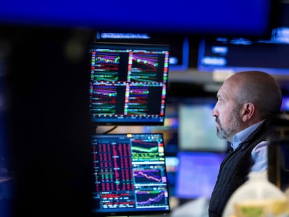 Un hombre contempla varios monitores de información en la Bolsa de Nueva York, el pasado viernes.